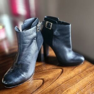 Michael Kors black leather & suede block heel ankle booties Gold buckle Size 8.5